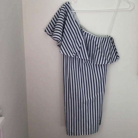 Alice + Olivia ruffle over one shoulder dress. - Picture 1 of 3